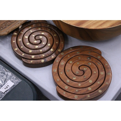 97 - A QUANTITY OF TREEN TO INCLUDE TWO DOUBLE SNAKE TRIVETS, INLAID PIERCED HAND CARVED BOWL, WOODEN BOO... 