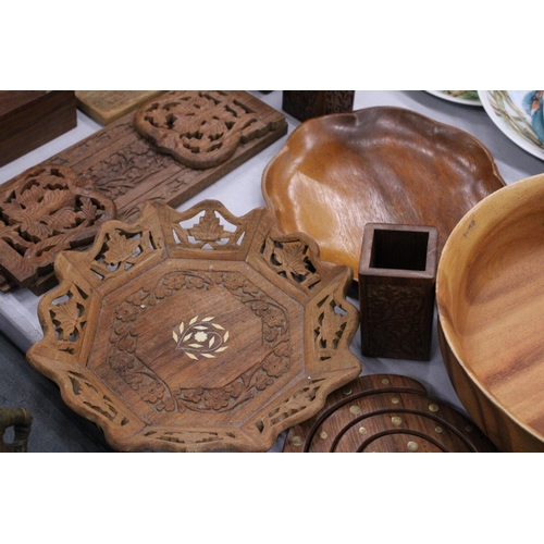 97 - A QUANTITY OF TREEN TO INCLUDE TWO DOUBLE SNAKE TRIVETS, INLAID PIERCED HAND CARVED BOWL, WOODEN BOO... 