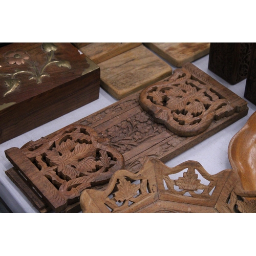 97 - A QUANTITY OF TREEN TO INCLUDE TWO DOUBLE SNAKE TRIVETS, INLAID PIERCED HAND CARVED BOWL, WOODEN BOO... 