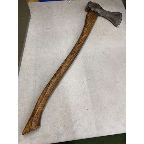 403 - A VINTAGE AXE AND HANDLE - AXE HEAD MARKED 4 LBS, - LENGTH - 76 CM