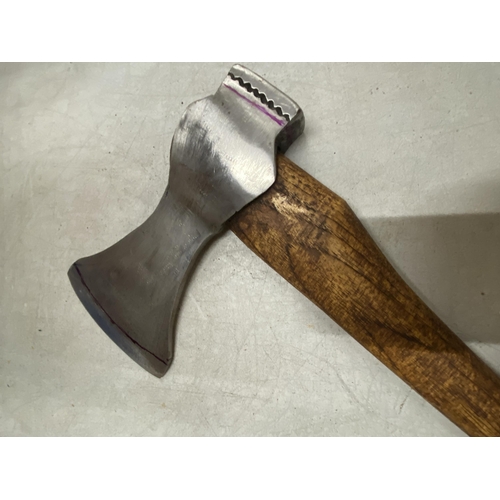 403 - A VINTAGE AXE AND HANDLE - AXE HEAD MARKED 4 LBS, - LENGTH - 76 CM