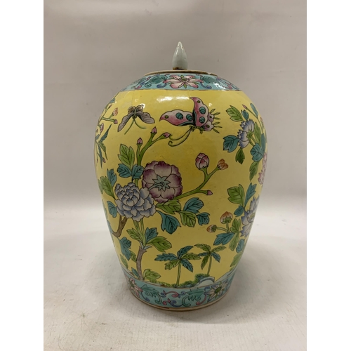 355 - A LARGE CHINESE YELLOW GLAZED FAMILLE ROSE GINGER JAR AND COVER - APPROX 32 CM (LID A/F)