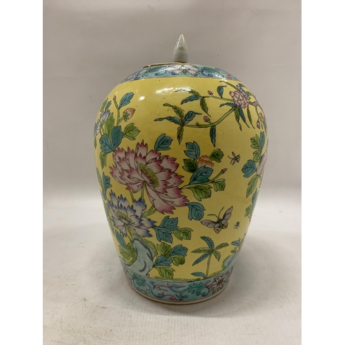 355 - A LARGE CHINESE YELLOW GLAZED FAMILLE ROSE GINGER JAR AND COVER - APPROX 32 CM (LID A/F)