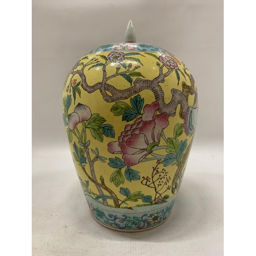 355 - A LARGE CHINESE YELLOW GLAZED FAMILLE ROSE GINGER JAR AND COVER - APPROX 32 CM (LID A/F)