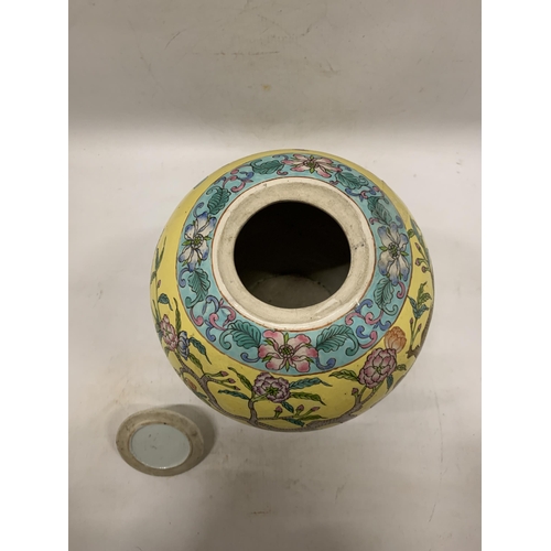 355 - A LARGE CHINESE YELLOW GLAZED FAMILLE ROSE GINGER JAR AND COVER - APPROX 32 CM (LID A/F)