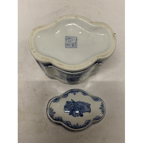 364 - A VINTAGE BLUE AND WHITE CHINESE TEA CADDY