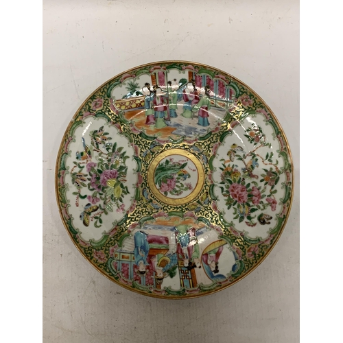 365 - FOUR VINTAGE ORIENTAL PLATES TO INCLUDE A FAMILLE ROSE MEDALLION PLATE (26 CM) TOGETHER WITH A CHINE... 