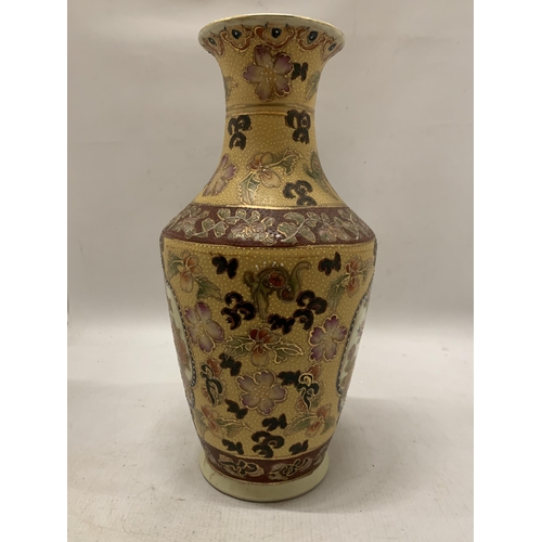 366 - A JAPANESE SATSUMA MORIAGE HAND PAINTED VASE - 35.5 CM