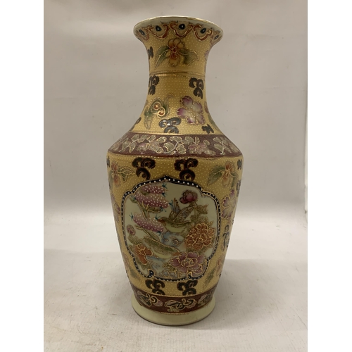 366 - A JAPANESE SATSUMA MORIAGE HAND PAINTED VASE - 35.5 CM