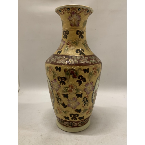 366 - A JAPANESE SATSUMA MORIAGE HAND PAINTED VASE - 35.5 CM