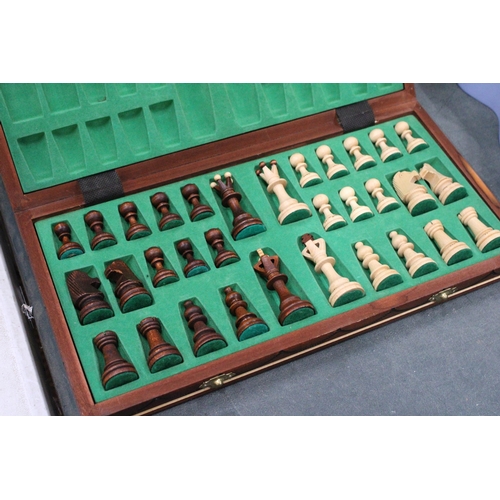 300 - A WOODEN CHESSBOARD AND A FULL SET OF CHESS PIECES