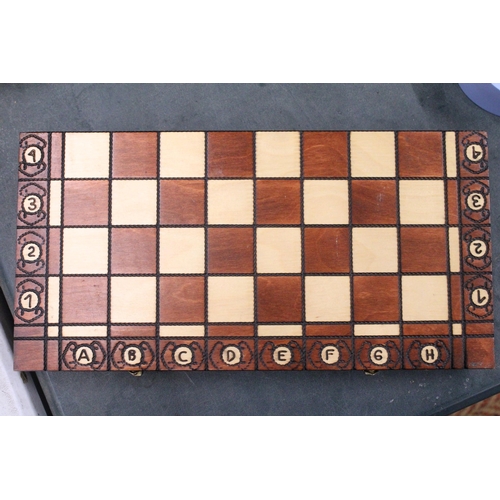 300 - A WOODEN CHESSBOARD AND A FULL SET OF CHESS PIECES