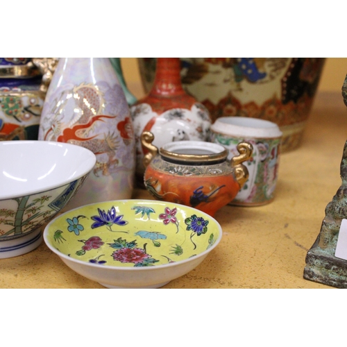 372 - A MIXED LOT OF ORIENTAL ITEMS TO INCLUDE A CERAMIC FIGUTRE OF A CHINESE LADY, JAPANESE KUTANI BOTTLE... 