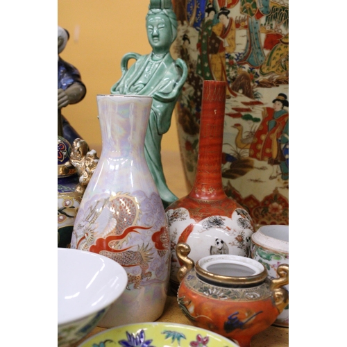 372 - A MIXED LOT OF ORIENTAL ITEMS TO INCLUDE A CERAMIC FIGUTRE OF A CHINESE LADY, JAPANESE KUTANI BOTTLE... 