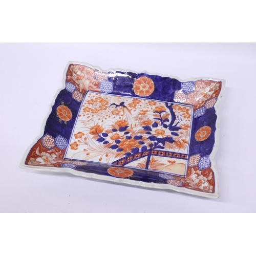 378 - A JAPANESE IMARI RECTANGULAR DISH - 32 X 28 CM