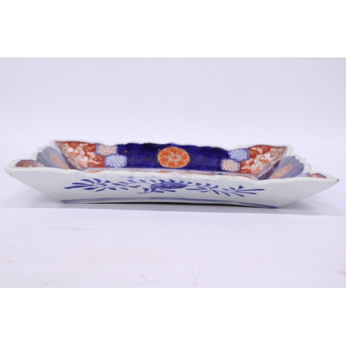 378 - A JAPANESE IMARI RECTANGULAR DISH - 32 X 28 CM