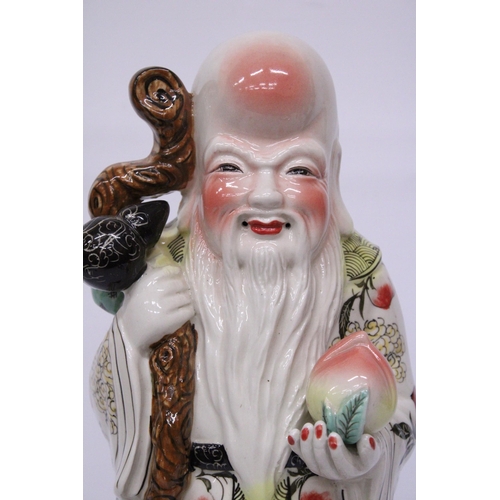 379 - A TALL VINTAGE CHINESE PORCELAIN SHOU XING FIGURE, GOD OF LONGEVITY - 44 CM