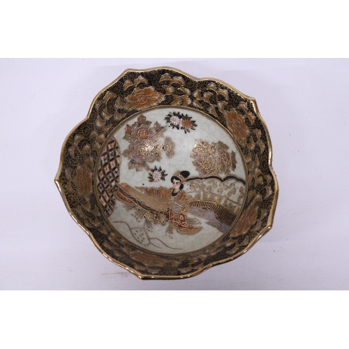 380 - A SATSUMA STYLE JAPANESE HAND PAINTED RAISED JEWEL GEISH GIRL BOWL - 20 CM (W) 9 cm (H)