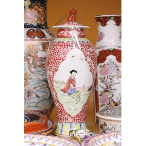 385 - A MIXED LOT OF ORIENTAL ITEMS TO INCLUDE A DECORATIVE JAPANESE VASE WITH RED FLORAL BLOSSOM AND BIRD... 