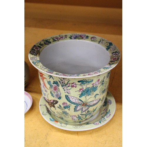 396 - A LARGE ORIENTAL STYLE PLANTER AND PLATE - 23 CM (H) 27 CM (W)