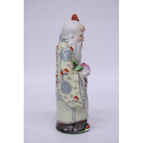 400A - A VINTAGE PORCELAIN CHINESE SHOU XING FIGURE (GOD OF LONGEVITY) FIGURE - 22 CM