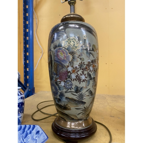 350 - A LARGE JAPANESE CRACKLE LAMP DEPICTING BIRDS, FLOWERS AND BUTTERFLIES ON A WOODEN PEDESTAL