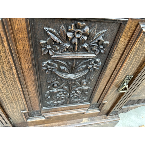 3117 - A VICTORIAN OAK MIRROR BACK SIDEBOARD WITH THREE FRIEZE DRAWERS AND FOUR CARVED PANEL DOORS TO BASE ... 