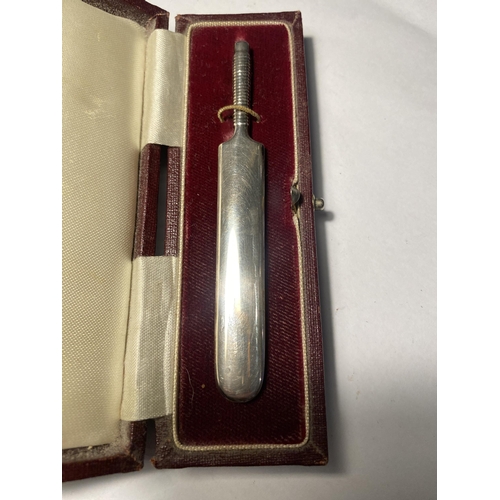 103 - A HALLMARKED 1989 LONDON SILVER CRICKET BAT IN A PRESENTATION BOX GROSS WEIGHT 12.3 GRAMS