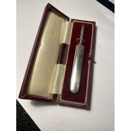 103 - A HALLMARKED 1989 LONDON SILVER CRICKET BAT IN A PRESENTATION BOX GROSS WEIGHT 12.3 GRAMS