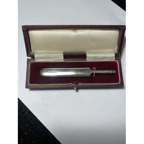 103 - A HALLMARKED 1989 LONDON SILVER CRICKET BAT IN A PRESENTATION BOX GROSS WEIGHT 12.3 GRAMS