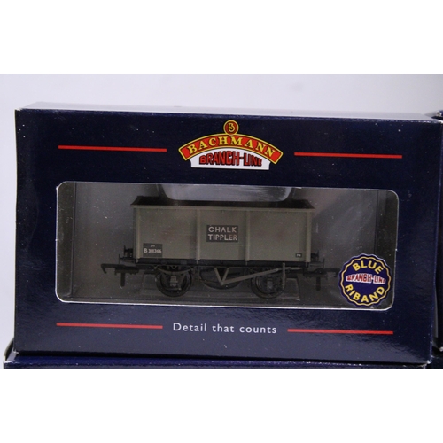 327 - FOUR BACHMANN OO GAUGE ROLLING STOCK WAGONS TO INCLUDE 37-2003 7 PLANK COLLECTOR'S CLUB WAGON 2003, ... 