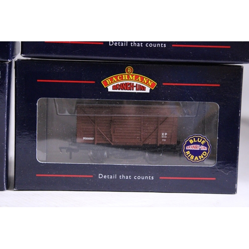 327 - FOUR BACHMANN OO GAUGE ROLLING STOCK WAGONS TO INCLUDE 37-2003 7 PLANK COLLECTOR'S CLUB WAGON 2003, ... 