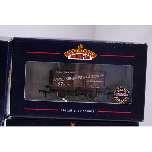 327 - FOUR BACHMANN OO GAUGE ROLLING STOCK WAGONS TO INCLUDE 37-2003 7 PLANK COLLECTOR'S CLUB WAGON 2003, ... 