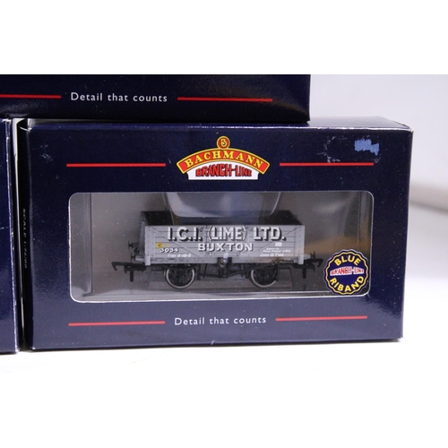 328 - FOUR BACHMANN OO GAUGE ROLLING STOCK WAGONS TO INCLUDE 37-175 7 PLANK WAGON WITH COKE RAIL 'BR(PO)',... 