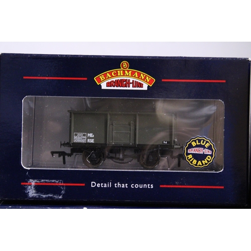 329 - FOUR BACHMANN OO GAUGE ROLLING STOCK WAGONS TO INCLUDE 377-252 16 TON STEEL MINERAL WAGON ZHV/OLIVE ... 