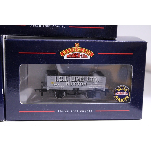 329 - FOUR BACHMANN OO GAUGE ROLLING STOCK WAGONS TO INCLUDE 377-252 16 TON STEEL MINERAL WAGON ZHV/OLIVE ... 