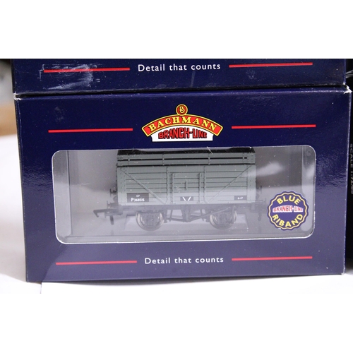 330 - FOUR BACHMANN OO GAUGE ROLLING STOCK WAGONS TO INCLUDE 37-175 7 PLANK WAGON WITH COKE RAIL 'BR(PO)',... 