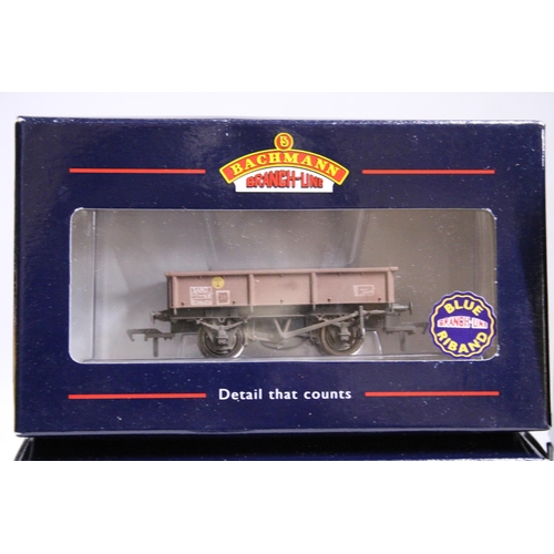 336 - FOUR BACHMANN OO GAUGE ROLLING STOCK WAGONS TO INCLUDE 37-054 5 PLANK WAGON WOODEN FLOOR BR, 37-352 ... 