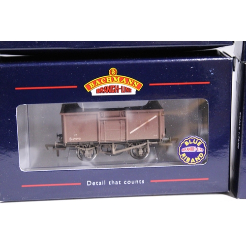 336 - FOUR BACHMANN OO GAUGE ROLLING STOCK WAGONS TO INCLUDE 37-054 5 PLANK WAGON WOODEN FLOOR BR, 37-352 ... 