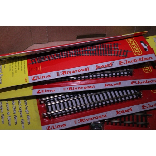 340 - THIRTY THREE PACKS OF HORNBY OO GAUGE TRAIN TRACK TO INCLUDE, Y POINT, CURVED POINT, DIAMOND CROSSIN... 