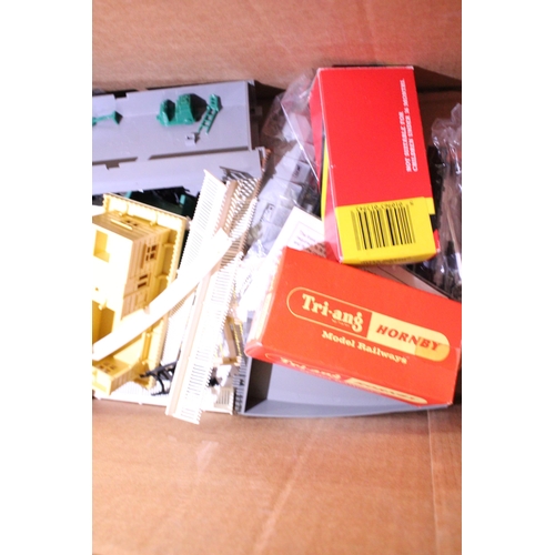 342 - A COLLECTION OF OO GAUGE TRAIN ACCESSORIES, HORNBY, ETC TO INCLUDE BUFFERS, SIGNALS, PLATFORM, ETC