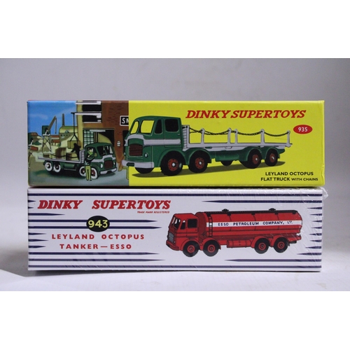 348 - TWO ATLAS DINKY MODELS TO INCLUDE, A 935 LEYLAND OCTOPUS FLAT TRUCK WITH CHAINS AND A 943 LEYLAND OC... 