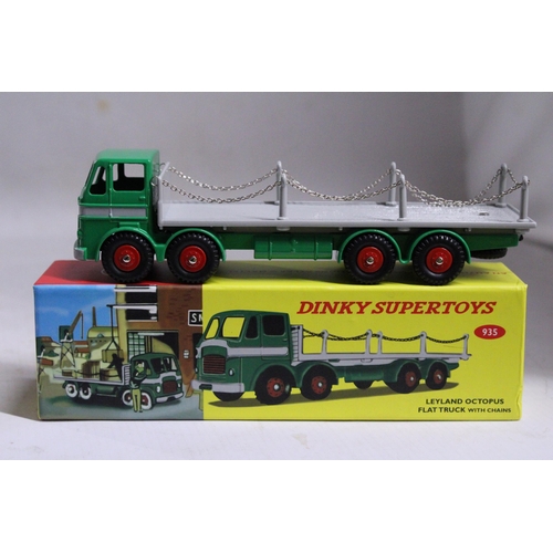 348 - TWO ATLAS DINKY MODELS TO INCLUDE, A 935 LEYLAND OCTOPUS FLAT TRUCK WITH CHAINS AND A 943 LEYLAND OC... 