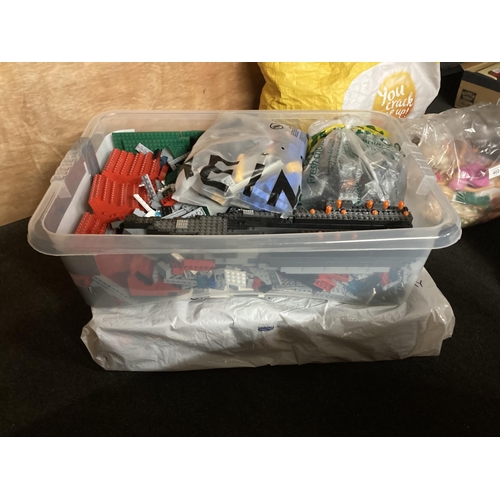 394 - A LARGE QUANTITY OF COBI (LEGO STYLE) SET PARTS, PLUS A BOXED BUT INCOMPLETE MEGABLOKS PLANETOIDS RE... 