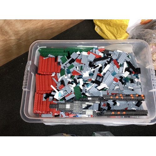 394 - A LARGE QUANTITY OF COBI (LEGO STYLE) SET PARTS, PLUS A BOXED BUT INCOMPLETE MEGABLOKS PLANETOIDS RE... 