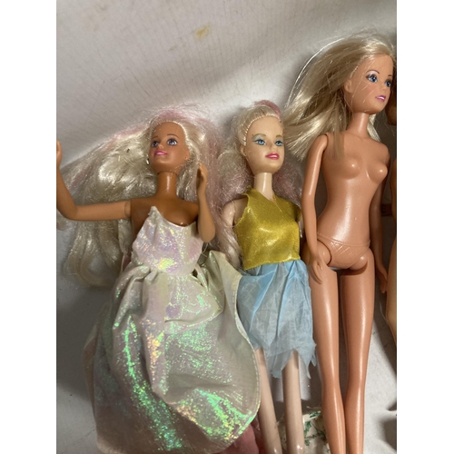 404 - TWELVE BARBIE AND SIMBA DOLLS, A BAG OF ACCESSORIES AND VARIOUS LARGER DOLL'S CLOTHING