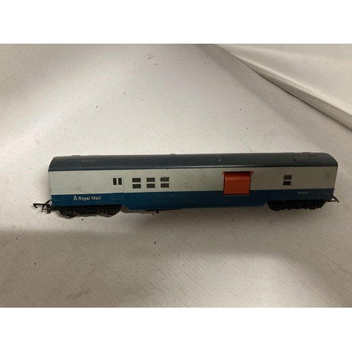 419 - A HORNBY BRITISH RAIL DIESEL TRAIN,TWO COACHES,  SMALL AMOUNT OF TRACK AND A HORNBY 900 POWER CONTRO... 