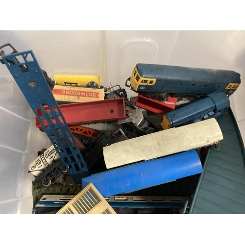 422 - A COLLECTION OF 00 GAUGE MODEL RAILWAY ITEMS TO INCLUDE CARRIAGES, A LOCOMOTIVE.ROLLING STOCK ETC AL... 