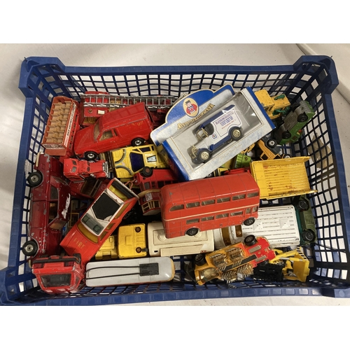 425 - A QUANTITY OF PLAY WORN DIECAST VEHICLES TO INCLUDE CARS,BUSES,TRUCKS ETC