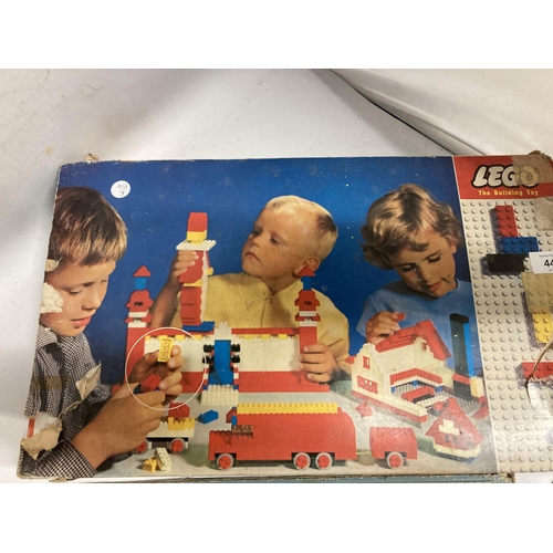 440 - A BOXED VINTAGE LEGO SET PLUS ADDITIONAL LEGO BOARDS.